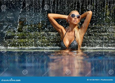 Tanned Woman In Sunglasses Relaxing In A Swimming Pool Outdoor Fashion