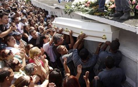 Não percebi o que é que o sr. Multidão participa de funeral da estudante Larissa Silva ...