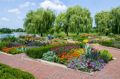 The cheapest way to get from chicago to chicago botanic garden costs only $2, and the quickest way takes just 28 mins. Eight Spectacular Botanical Gardens That You Need To Visit
