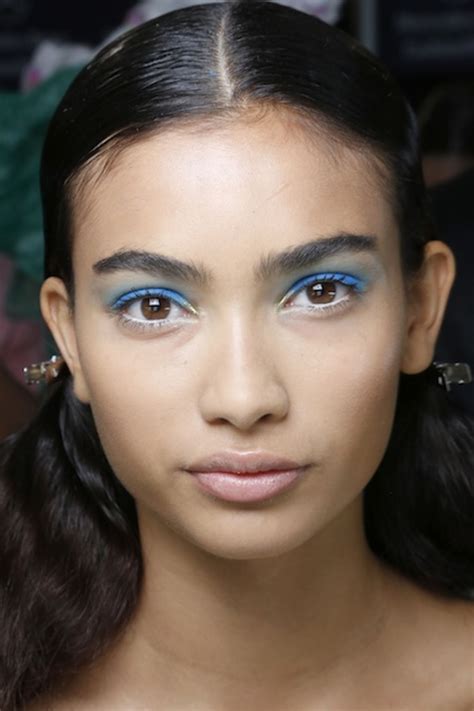 Şaşırdım biraz, fekat şarkı çok piyasa olduğu için pek de dikkat etmedim. Eye Makeup Light - How To Apply Eyeshadow Best Eye Makeup ...