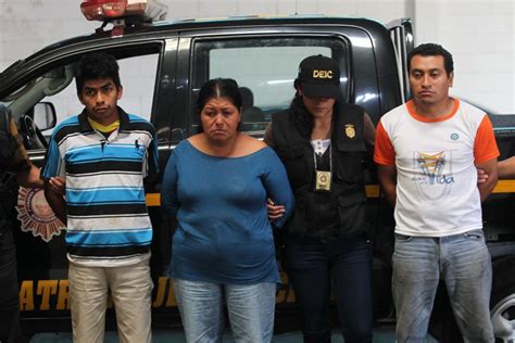 mujer es capturada por prostituir a sus hijas