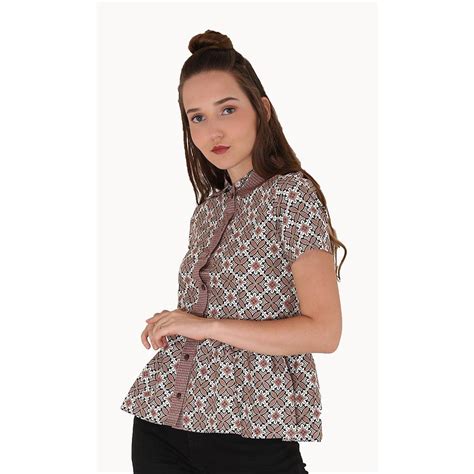 Model baju ini menjadi favorit penggunanya akibat dari keleluasaan yang diberikan selama penggunaannya. √ 45+ Model Baju Batik Kerja Wanita Kombinasi Terbaru 2020