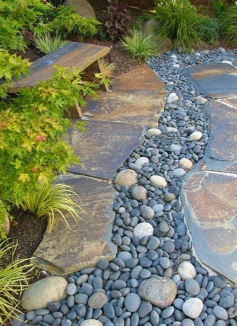 Besonders als mauer oder in form von gabionen wird das naturmaterial heute zur begrenzung von gärten und grundstücken eingesetzt. Gartengestaltung mit Steinen: 36 Ideen für einen dekorativen Gartenfluss aus Steinen | Garten ...