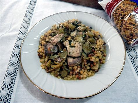 200 gr di fregola, 1/2cipolla, 1 spicchio d'aglio intero, 3 carciofi, 300 gr di vongole veraci, prezzemolo, peperoncino, pepe. Fregola con carciofi e muggine di Cabras: una specialità ...