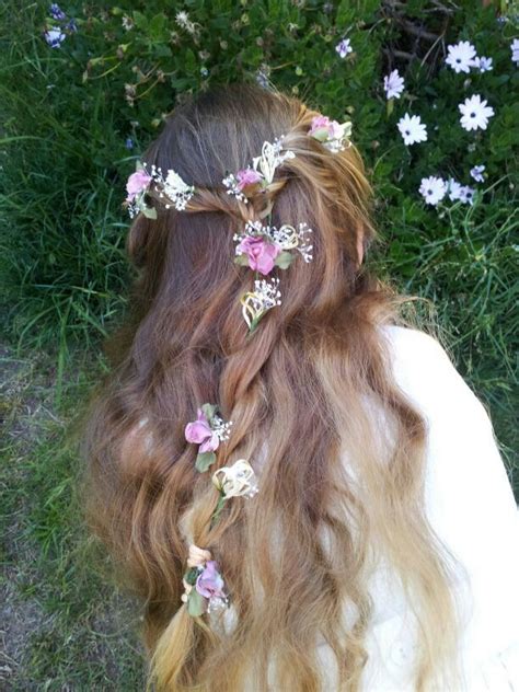 Maybe you would like to learn more about one of these? Flores sueltas novia-niña | Tangled hair, Hair styles, Hair