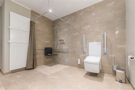Mit modernen lösungen wie einem ebenerdigen einstieg in die badewanne oder bodengleichen duschen. Barrierefreies Bad - Detering Gruppe