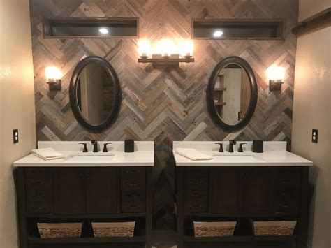 Perfect for the farmhouse fanatic or modern style decorator, this faux wood wallpaper is perfect for adding texture and color to your walls. Reclaimed Barn Wood Planks | Herringbone Wood | Plank and Mill