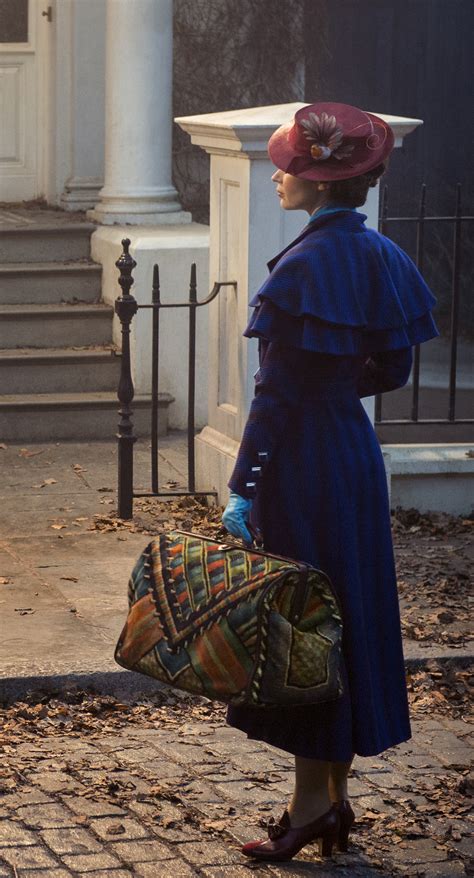 worldwide first look at emily blunt as mary poppins in mary poppins returns mary poppins