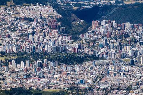 Staatsoberhaupt, religion, einwohnerzahl, fläche, bruttoinlandsprodukt, arbeitslosenstatistik, inflation, karte, hotel, wetter und. Luftaufnahme Von Quito Hauptstadt Von Ecuador — Stockfoto ...