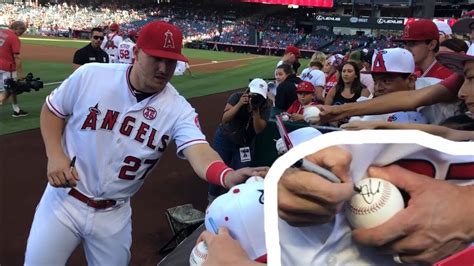 Mike Trout Signing Autographs For Everyone Angels Vlogs S2e53 Youtube
