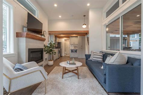 Bellevue Tiny Cottage by Wildwood Lakefront - Dream Tiny Living