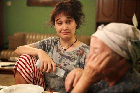 Güçlü kadrosuyla da dikkat çeken kalp yarasını başrollerinde gökhan alkan (ferit) ve yağmur tanrısevsin (ayşe) yer. Deliha (Yerli) Filmi Full izle | Film izle HD