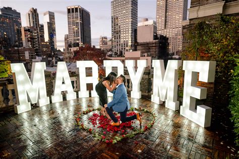 How to choose the right size of "Marry Me" sign for your proposal?