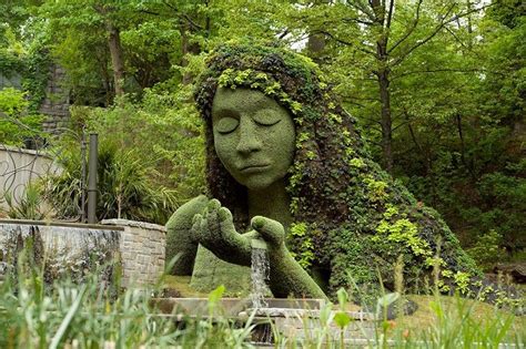 Exposición de esculturas vivientes gigantes en el Jardín Botánico de