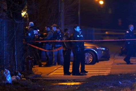 Chicago Shooting Leaves 3 Officers Wounded And Gunman Dead The New