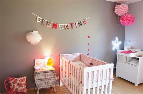 Además, el gris resulta sofisticado y elegante. Dormitorio para bebé en rosa y gris - Colores en Casa