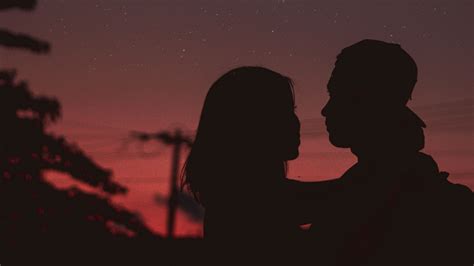 Download Wallpaper 2560x1440 Couple Silhouettes Hugs Night Starry