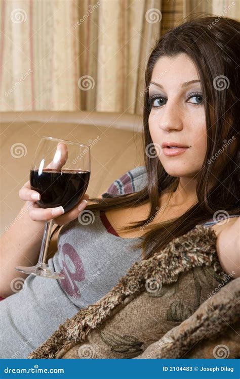 Frauen Und Glas Wein Stockbild Bild Von Erotisch Nett 2104483