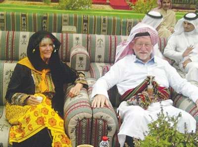 Jun 14, 2021 · عادت الفنانة علا غانم، إلى مصر بعد غياب دام لأكثر من 4 سنوات، بعد سفرها إلى أمريكا والعيش هناك مع أسرتها. السفير الأميركي وزوجته يرتديان الزي التقليدي السعودي .. صور