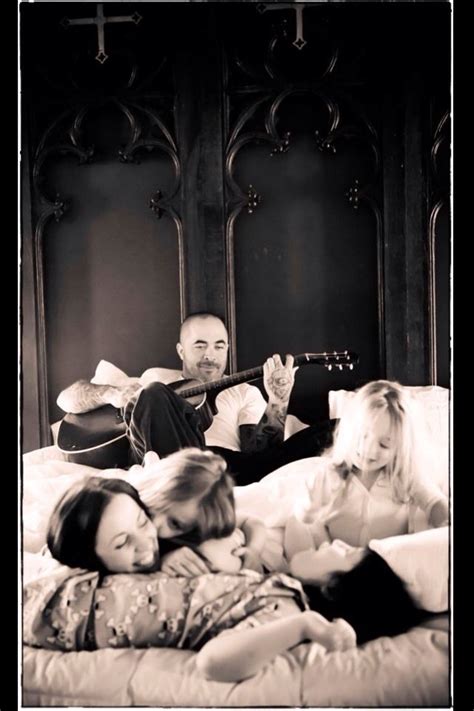 Aaron lewis was born on april 13, 1972 in springfield, vermont, usa. Aaron Lewis sharing some QT w/ his beautiful family. | Aaron lewis country boy, Country boy ...
