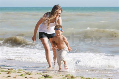 Mutter Und Sohn Spielen Am Strand Stock Bild Colourbox