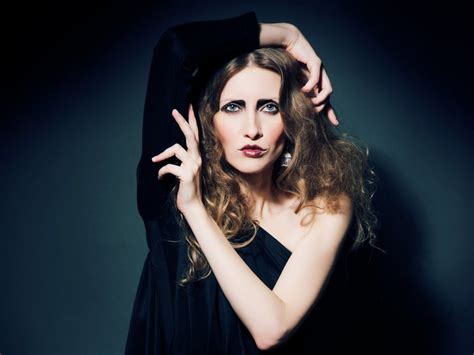 Avangardă, curaj, originalitate si tușa personală extrem de pregnantă se regasesc în doze perfecte in semnătura iulia albu. 5 vedete care s-au certat cu Iulia Albu. Ce au avut de ...