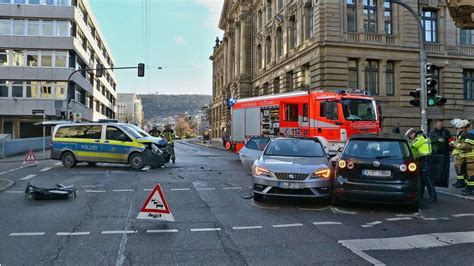 Zusammenstoß In Stuttgart Vier Verletzte Bei Unfall Mit Streifenwagen