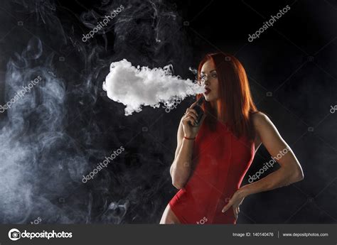 Młode Piękne Redhead Kobieta Vaping E Papieros — Zdjęcie Stockowe © 140140476