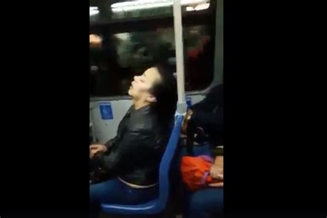 Se queda dormida y su caída en el transporte público se hace viral