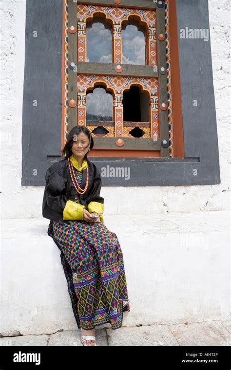mujer de bhután en traje tradicional el trashi chhoe dzong thimphu bután asia fotografía de