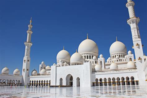 Visiting The Sheikh Zayed Grand Mosque In Abu Dhabi