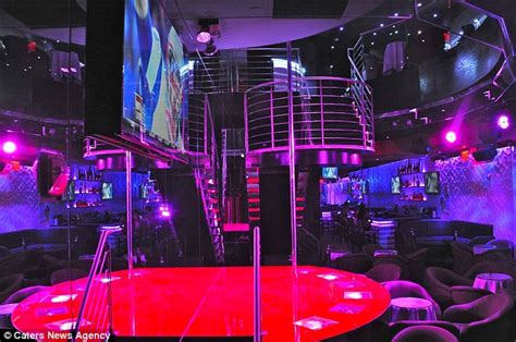 New York Strip Club Houses A 25 Foot Stripper Pole That S The Tallest In The City Daily Mail