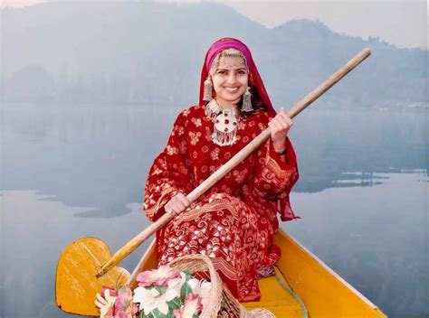 Traditional Dresses Of Kashmir Reflecting The Grandeur Of Paradise On