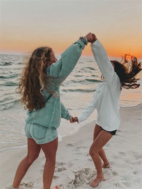 Pin By Madelyn On Beach Friend Photoshoot Best Friend Photoshoot