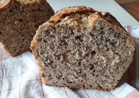 Dinkelbrot mit Körnern
