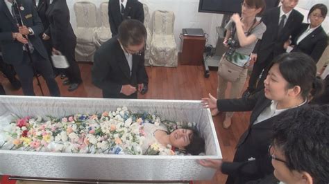 祭壇にウエディングドレス、式目前で亡くなった花嫁の告別式（模擬） 神奈川新聞（カナロコ） youtube