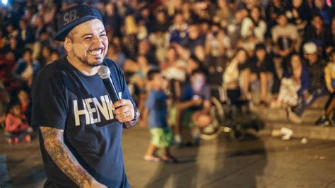 es chileno hace stand up callejero y cada noche revoluciona la rambla en mar del plata infobae