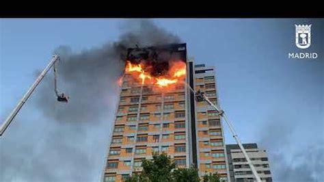 Los bomberos sofocan un incendio en la avenida de juan carlos i de badajoz. Vídeo: Un gran incendio devora los pisos superiores de una ...