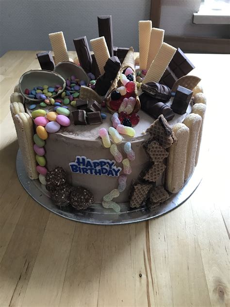 9.) rolle nun den schwarzen fondant aus und schneide mit einem messer kuhflecken aus. Pin von Jessica Clemens auf Fondant kuchen | Kuchen mit ...