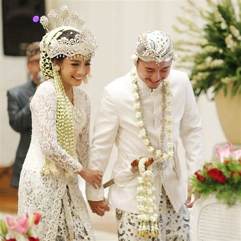 Kebaya adat sunda yang simpel ini tetap bisa membuat penampilanmu terlihat manis di hari pernikahan nanti. Aneka Gaya Model Kebaya Pernikahan Adat Sunda Yang Dapat Kamu Contoh - Jual Baju Brokat & Kebaya ...