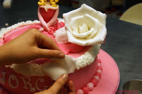 Amalgamare fino ad ottenere un colore uniforme. Cake design. Il tutorial per una rosa in pasta di zucchero ...