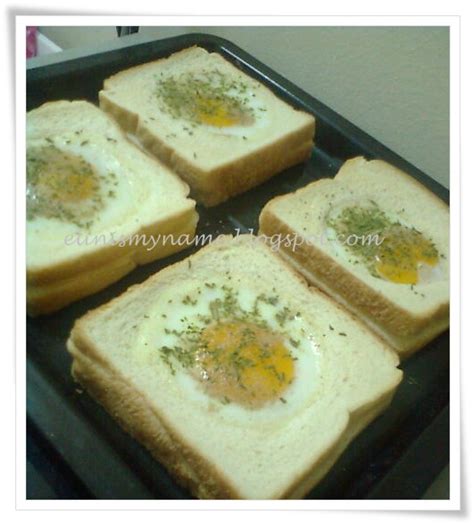 Panaskan dua sudu makan minyak di dalam kuali. sarapan/dinner yg sgt berkhasiat .. mesti cuba