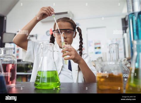Estudiante de Primaria haciendo experimentos científicos con el Laboratorio de Ciencias en