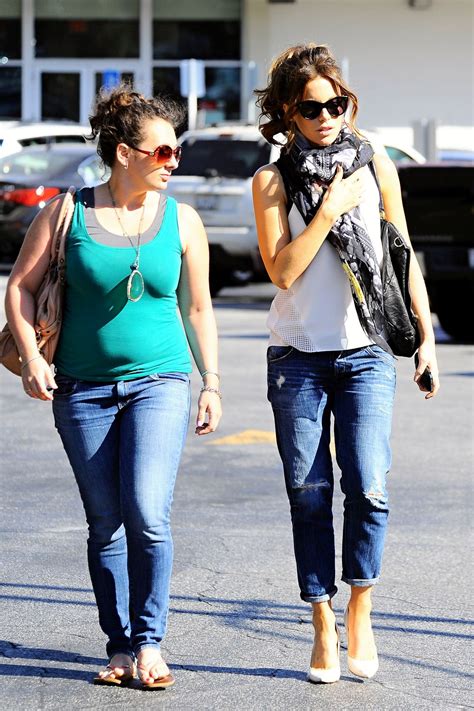 Кейт бекинсейл (kate beckinsale) жестко ответила хейтерам. Kate Beckinsale in Relaxed Skinny Jeans - Out in Brentwood ...