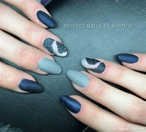 Braun in matt mit glitter und strasssteinche. Eleganter Matt-Look in blau/grau Nageldesign