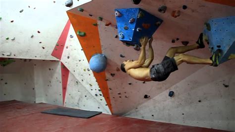 Guy Bouldering At Venga Climbing Gym V8 Youtube