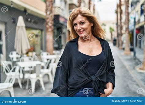 Mujer Rubia De Mediana Edad Sonriendo Segura De Pie En La Calle Imagen De Archivo Imagen De