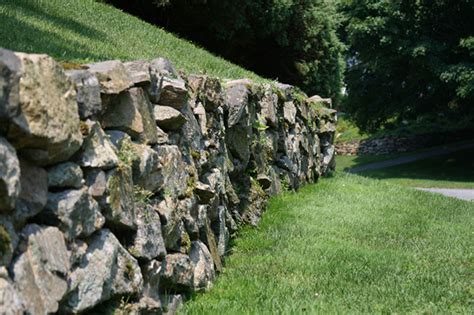A Guide To Rock Retaining Walls Building A Rock Wall Rock Walls