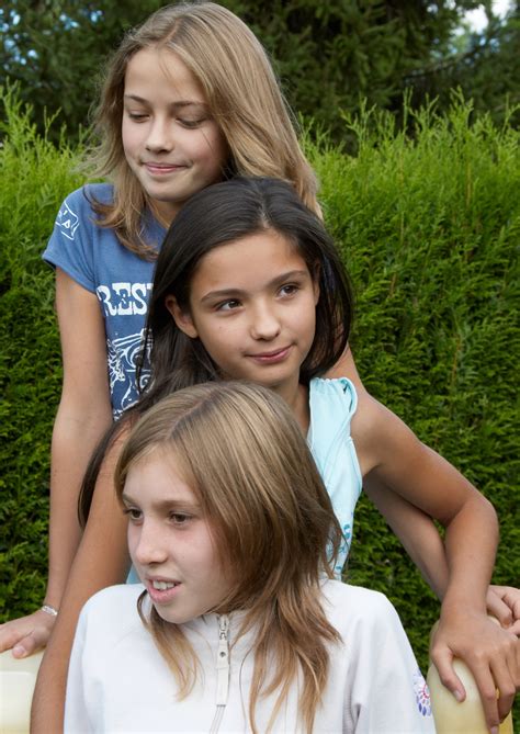 Fileyoung Girls Posing In The Garden Wikimedia Commons