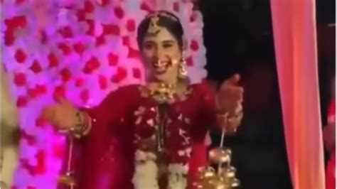 Watch Desi Bride Breaks Into Dance As Ishq Tera Tadpave Starts Playing At Wedding News18